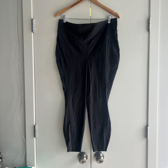 Lululemon Base Pace Crops size 16 - Picture 3 of 6